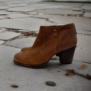 Clarks Women's Brown Leather Upper Boot Size 10, Rubber Sole, 3in Heel, Comfort